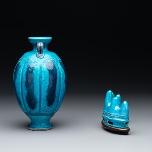 A Chinese turquoise-glazed brush rest and a Fahau vase, 18/19th C. — 照片 5