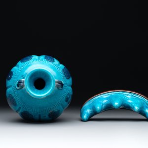 A Chinese turquoise-glazed brush rest and a Fahau vase, 18/19th C. — 照片 6
