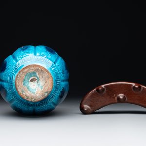 A Chinese turquoise-glazed brush rest and a Fahau vase, 18/19th C. — 照片 7