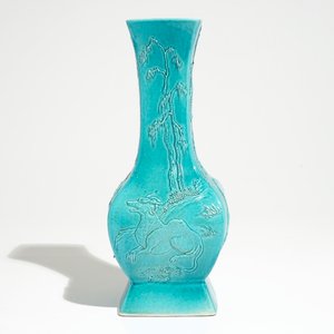 A Chinese turquoise glazed fanghu vase with applied slip design of animals, 19/20th C. — 照片 2