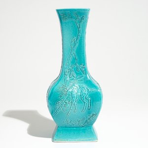 A Chinese turquoise glazed fanghu vase with applied slip design of animals, 19/20th C. — 照片 5