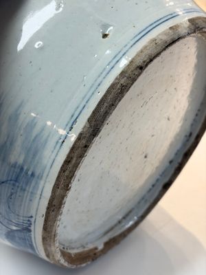 A Chinese turquoise-glazed Guanyin, a white-glazed bottle vase and a blue and white jar, 19th C. — 照片 11