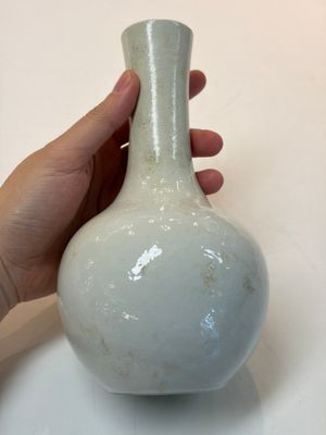 A Chinese turquoise-glazed Guanyin, a white-glazed bottle vase and a blue and white jar, 19th C. — 照片 13