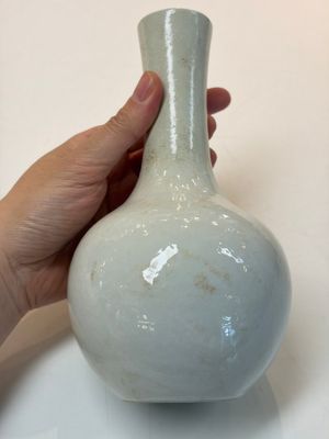 A Chinese turquoise-glazed Guanyin, a white-glazed bottle vase and a blue and white jar, 19th C. — 照片 14