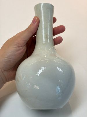A Chinese turquoise-glazed Guanyin, a white-glazed bottle vase and a blue and white jar, 19th C. — 照片 15
