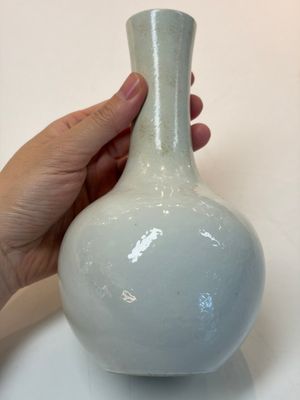 A Chinese turquoise-glazed Guanyin, a white-glazed bottle vase and a blue and white jar, 19th C. — 照片 16