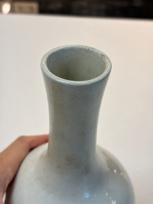 A Chinese turquoise-glazed Guanyin, a white-glazed bottle vase and a blue and white jar, 19th C. — 照片 17