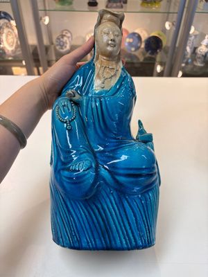 A Chinese turquoise-glazed Guanyin, a white-glazed bottle vase and a blue and white jar, 19th C. — 照片 19
