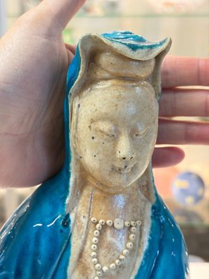 A Chinese turquoise-glazed Guanyin, a white-glazed bottle vase and a blue and white jar, 19th C. — 照片 20