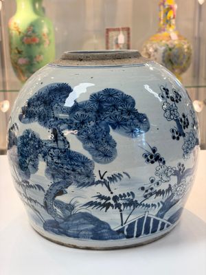 A Chinese turquoise-glazed Guanyin, a white-glazed bottle vase and a blue and white jar, 19th C. — 照片 2