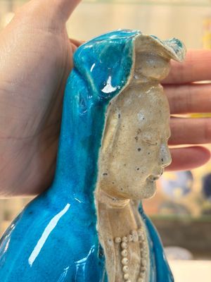 A Chinese turquoise-glazed Guanyin, a white-glazed bottle vase and a blue and white jar, 19th C. — 照片 21