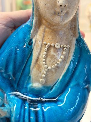 A Chinese turquoise-glazed Guanyin, a white-glazed bottle vase and a blue and white jar, 19th C. — 照片 22