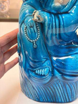 A Chinese turquoise-glazed Guanyin, a white-glazed bottle vase and a blue and white jar, 19th C. — 照片 24