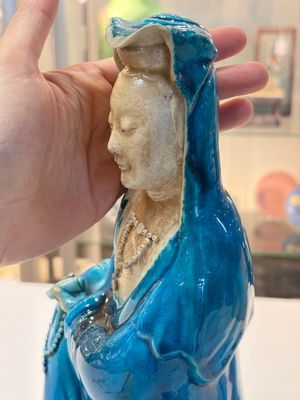 A Chinese turquoise-glazed Guanyin, a white-glazed bottle vase and a blue and white jar, 19th C. — 照片 26