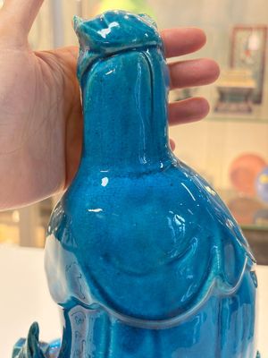 A Chinese turquoise-glazed Guanyin, a white-glazed bottle vase and a blue and white jar, 19th C. — 照片 27