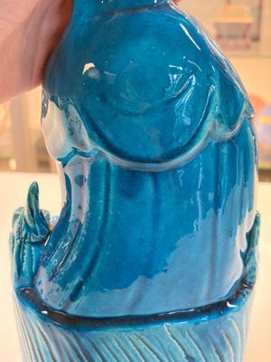 A Chinese turquoise-glazed Guanyin, a white-glazed bottle vase and a blue and white jar, 19th C. — 照片 28