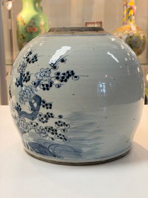 A Chinese turquoise-glazed Guanyin, a white-glazed bottle vase and a blue and white jar, 19th C. — 照片 3