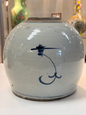 A Chinese turquoise-glazed Guanyin, a white-glazed bottle vase and a blue and white jar, 19th C. — 照片 4