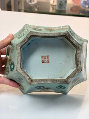 A Chinese turquoise-glazed Guanyin, a white-glazed bottle vase and a blue and white jar, 19th C. — 照片 43