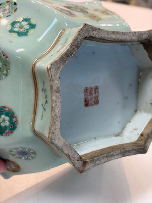 A Chinese turquoise-glazed Guanyin, a white-glazed bottle vase and a blue and white jar, 19th C. — 照片 44