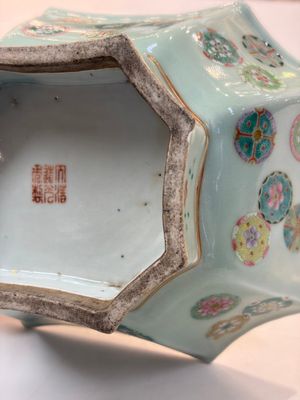 A Chinese turquoise-glazed Guanyin, a white-glazed bottle vase and a blue and white jar, 19th C. — 照片 45