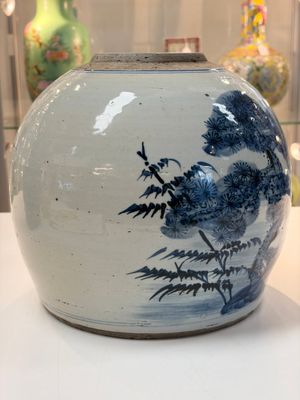 A Chinese turquoise-glazed Guanyin, a white-glazed bottle vase and a blue and white jar, 19th C. — 照片 5