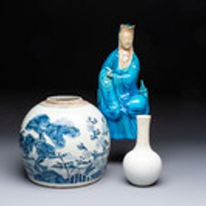 A Chinese turquoise-glazed Guanyin, a white-glazed bottle vase and a blue and white jar, 19th C. — 照片 1