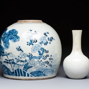 A Chinese turquoise-glazed Guanyin, a white-glazed bottle vase and a blue and white jar, 19th C. — 照片 2