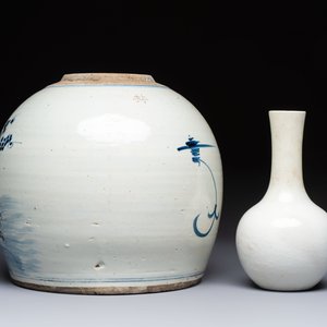 A Chinese turquoise-glazed Guanyin, a white-glazed bottle vase and a blue and white jar, 19th C. — 照片 3