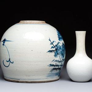 A Chinese turquoise-glazed Guanyin, a white-glazed bottle vase and a blue and white jar, 19th C. — 照片 4