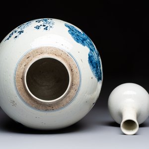 A Chinese turquoise-glazed Guanyin, a white-glazed bottle vase and a blue and white jar, 19th C. — 照片 6