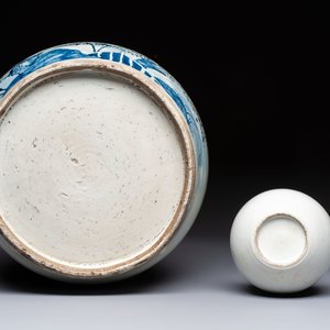 A Chinese turquoise-glazed Guanyin, a white-glazed bottle vase and a blue and white jar, 19th C. — 照片 7