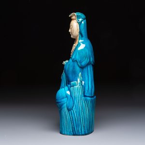 A Chinese turquoise-glazed Guanyin, a white-glazed bottle vase and a blue and white jar, 19th C. — 照片 9