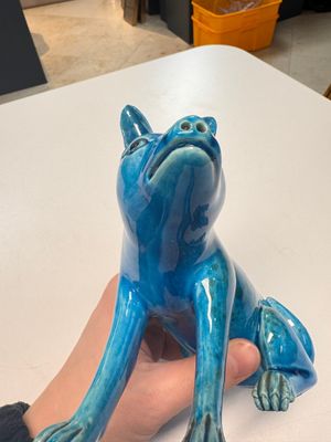 A Chinese turquoise-glazed model of a dog, Qianlong mark, 19th C. — photo 4