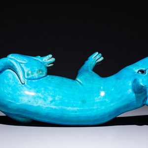 A Chinese turquoise-glazed model of a dog, Qianlong mark, 19th C. — photo 6