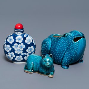 A Chinese turquoise-glazed model of a toad, a cat and a blue and white snuff bottle, Kangxi and 19th C. — 照片 1