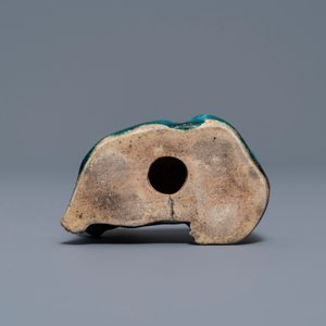 A Chinese turquoise-glazed model of a toad, a cat and a blue and white snuff bottle, Kangxi and 19th C. — 照片 12