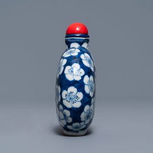 A Chinese turquoise-glazed model of a toad, a cat and a blue and white snuff bottle, Kangxi and 19th C. — 照片 16