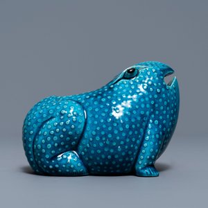 A Chinese turquoise-glazed model of a toad, a cat and a blue and white snuff bottle, Kangxi and 19th C. — 照片 3