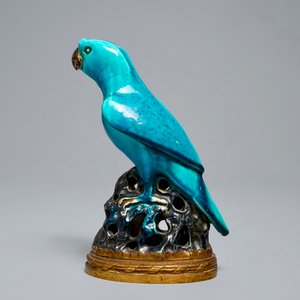A Chinese turquoise-glazed parrot mounted on gilt bronze stand, Kangxi — 照片 4