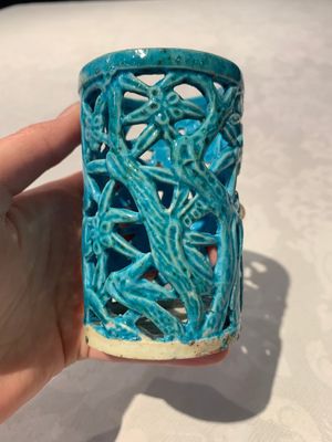 A Chinese turquoise-glazed reticulated brush pot, 18th C. — photo 2