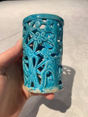A Chinese turquoise-glazed reticulated brush pot, 18th C. — photo 3