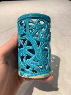 A Chinese turquoise-glazed reticulated brush pot, 18th C. — photo 4