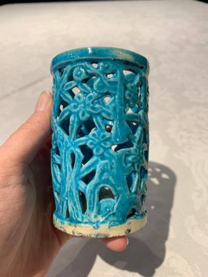 A Chinese turquoise-glazed reticulated brush pot, 18th C. — photo 5