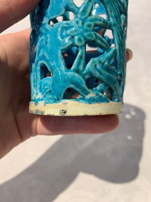 A Chinese turquoise-glazed reticulated brush pot, 18th C. — photo 9