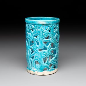 A Chinese turquoise-glazed reticulated brush pot, 18th C. — photo 3