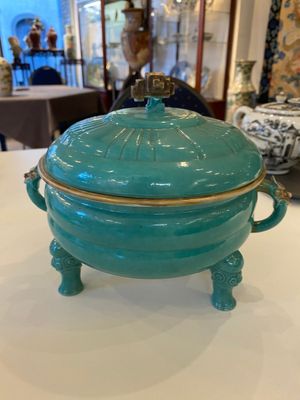 A Chinese turquoise-glazed tripod bowl and cover, 19th C. — photo 3