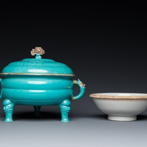 A Chinese turquoise-glazed tripod bowl and cover, 19th C. — photo 5