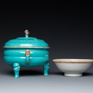 A Chinese turquoise-glazed tripod bowl and cover, 19th C. — photo 6