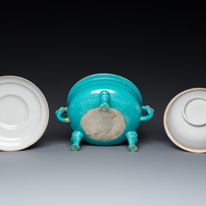 A Chinese turquoise-glazed tripod bowl and cover, 19th C. — photo 8